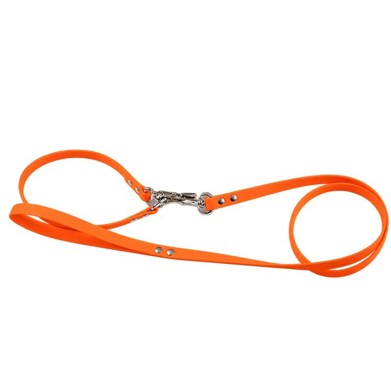Agilityleine aus Biothane in Neon-Orange, zu zwei Schlaufen gelegt, mit silberfarbenem Karabiner und Nieten