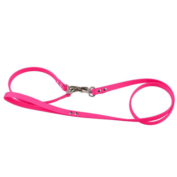 Agilityleine aus Biothane in Neon-Pink, zu zwei Schlaufen gelegt, mit silberfarbenem Karabiner und Nieten