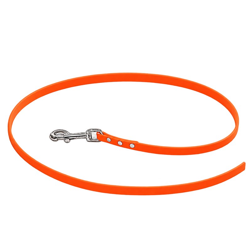 Biothane-Schleppleine ohne Handschlaufe in Neonorange, locker zum Kreis gelegt, mit Chrom-Karabiner und drei Nieten