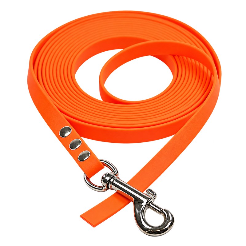 Biothane-Schleppleine ohne Handschlaufe in Neonorange, aufgerollt, mit Edelstahl-Karabiner und drei Nieten