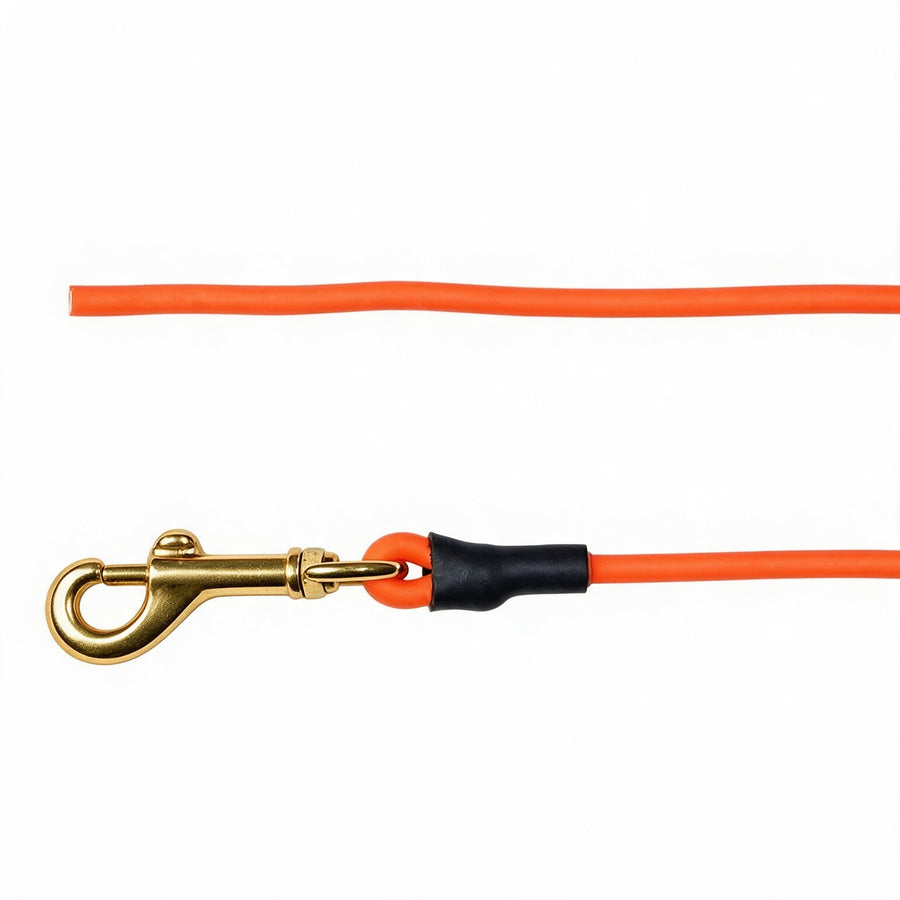 Runde Biothane-Schleppleine ohne Handschlaufe in Neonorange mit Messing-Karabiner und schwarzem Schrumpfschlauch