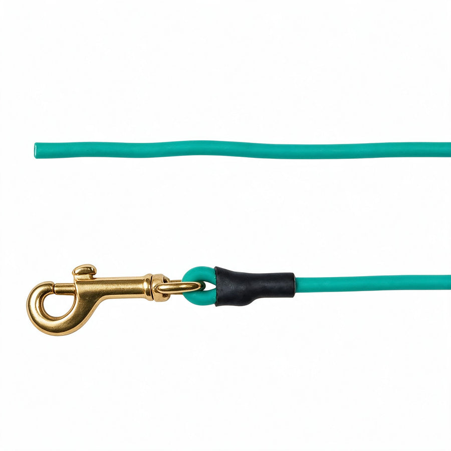 Runde Biothane-Schleppleine ohne Handschlaufe in Türkis mit Messing-Karabiner und schwarzem Schrumpfschlauch