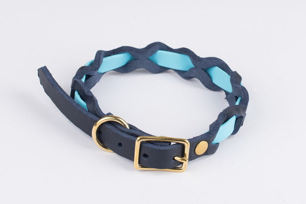 Bellepet Halsband "Braidy Farbrausch" Messing mit blauem Leder