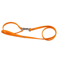 Agilityleine aus Biothane in Mandarine, zu zwei Schlaufen gelegt, mit silberfarbenem Karabiner und Nieten