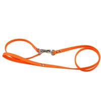 Agilityleine aus Biothane in Neon-Orange, zu zwei Schlaufen gelegt, mit silberfarbenem Karabiner und Nieten