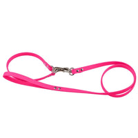 Agilityleine aus Biothane in Neon-Pink, zu zwei Schlaufen gelegt, mit silberfarbenem Karabiner und Nieten