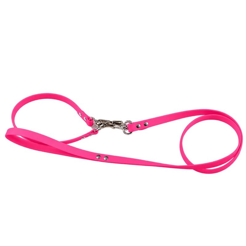 Agilityleine aus Biothane in Neon-Pink, zu zwei Schlaufen gelegt, mit silberfarbenem Karabiner und Nieten