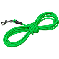 Runde Biothane-Schleppleine in Neon-Grün, aufgerollt, mit Karabiner aus Chrom und Schrumpfschlauch