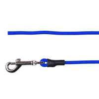 Detail: offenes Ende und Karabiner aus Chrom mit Schrumpfschlauch an der Rundleine in Blau