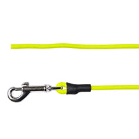 Detail: offenes Ende und Karabiner aus Chrom mit Schrumpfschlauch an der Rundleine in Neon-Gelb