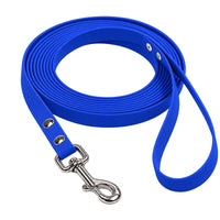 Biothane-Schleppleine mit Handschlaufe in Blau, aufgerollt, mit Chrom-Karabiner und zwei Nieten