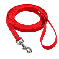 Biothane-Schleppleine mit Handschlaufe in Rot, aufgerollt, mit Chrom-Karabiner und zwei Nieten