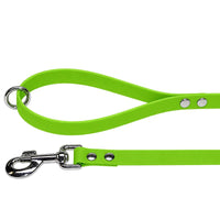 Biothane-Schleppleine mit Handschlaufe in Apfelgrün mit Chromring an der Schlaufe und Chrom-Karabiner mit zwei Nieten