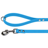 Biothane-Schleppleine mit Handschlaufe in Azur mit Chromring an der Schlaufe und Chrom-Karabiner mit zwei Nieten