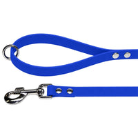 Biothane-Schleppleine mit Handschlaufe in Blau mit Chromring an der Schlaufe und Chrom-Karabiner mit zwei Nieten