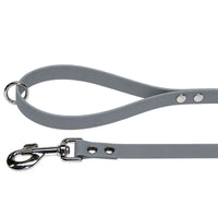 Biothane-Schleppleine mit Handschlaufe in Grau mit Chromring an der Schlaufe und Chrom-Karabiner mit zwei Nieten