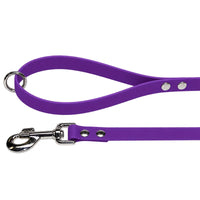 Biothane-Schleppleine mit Handschlaufe in Lila mit Chromring an der Schlaufe und Chrom-Karabiner mit zwei Nieten
