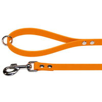 Biothane-Schleppleine mit Handschlaufe in Mandarine mit Chromring an der Schlaufe und Chrom-Karabiner mit zwei Nieten