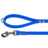 Biothane-Schleppleine mit Handschlaufe in Mittelblau mit Chromring an der Schlaufe und Chrom-Karabiner mit zwei Nieten