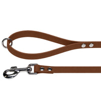 Biothane-Schleppleine mit Handschlaufe in Mittelbraun mit Chromring an der Schlaufe und Chrom-Karabiner mit zwei Nieten