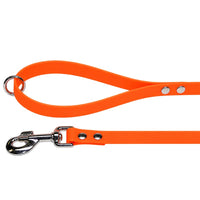 Biothane-Schleppleine mit Handschlaufe in Neonorange mit Chromring an der Schlaufe und Chrom-Karabiner mit zwei Nieten