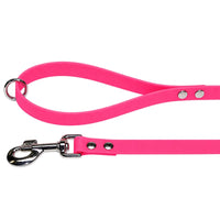 Biothane-Schleppleine mit Handschlaufe in Neonpink mit Chromring an der Schlaufe und Chrom-Karabiner mit zwei Nieten
