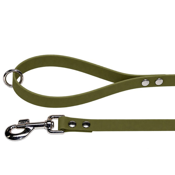 Biothane-Schleppleine mit Handschlaufe in Oliv mit Chromring an der Schlaufe und Chrom-Karabiner mit zwei Nieten