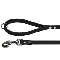 Biothane-Schleppleine mit Handschlaufe in Schwarz mit Chromring an der Schlaufe und Chrom-Karabiner mit zwei Nieten