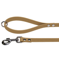 Biothane-Schleppleine mit Handschlaufe in Tan mit Chromring an der Schlaufe und Chrom-Karabiner mit zwei Nieten