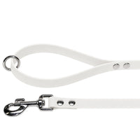Biothane-Schleppleine mit Handschlaufe in Weiß mit Chromring an der Schlaufe und Chrom-Karabiner mit zwei Nieten