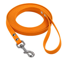 Biothane-Schleppleine mit Handschlaufe in Mandarine, aufgerollt, mit Edelstahl-Karabiner und zwei Nieten