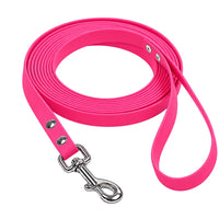 Biothane-Schleppleine mit Handschlaufe in Neonpink, aufgerollt, mit Edelstahl-Karabiner und zwei Nieten