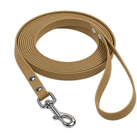 Biothane-Schleppleine mit Handschlaufe in Tan, aufgerollt, mit Edelstahl-Karabiner und zwei Nieten
