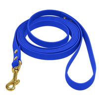 Biothane-Schleppleine mit Handschlaufe in Blau, aufgerollt, mit Messing-Karabiner und Messingnieten