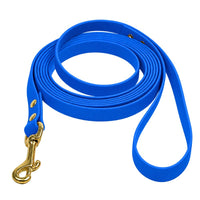 Biothane-Schleppleine mit Handschlaufe in Mittelblau, aufgerollt, mit Messing-Karabiner und Messingnieten