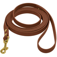 Biothane-Schleppleine mit Handschlaufe in Mittelbraun, aufgerollt, mit Messing-Karabiner und Messingnieten