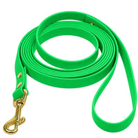 Biothane-Schleppleine mit Handschlaufe in Neongrün, aufgerollt, mit Messing-Karabiner und Messingnieten