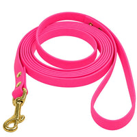 Biothane-Schleppleine mit Handschlaufe in Neonpink, aufgerollt, mit Messing-Karabiner und Messingnieten