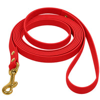 Biothane-Schleppleine mit Handschlaufe in Rot, aufgerollt, mit Messing-Karabiner und Messingnieten