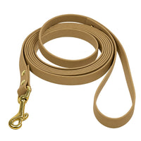 Biothane-Schleppleine mit Handschlaufe in Tan, aufgerollt, mit Messing-Karabiner und Messingnieten