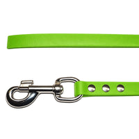 Detail: Chrom-Karabiner mit Wirbel und drei Nieten am Ende der Biothane-Schleppleine in Apfelgrün