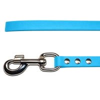 Detail: Chrom-Karabiner mit Wirbel und drei Nieten am Ende der Biothane-Schleppleine in Azur
