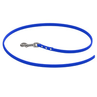 Biothane-Schleppleine ohne Handschlaufe in Blau, locker zum Kreis gelegt, mit Chrom-Karabiner und drei Nieten