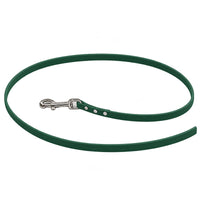 Biothane-Schleppleine ohne Handschlaufe in Dunkelgrün, locker zum Kreis gelegt, mit Chrom-Karabiner und drei Nieten