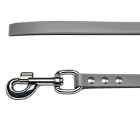 Detail: Chrom-Karabiner mit Wirbel und drei Nieten am Ende der Biothane-Schleppleine in Grau