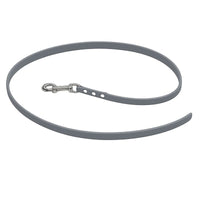 Biothane-Schleppleine ohne Handschlaufe in Grau, locker zum Kreis gelegt, mit Chrom-Karabiner und drei Nieten