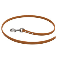 Biothane-Schleppleine ohne Handschlaufe in Hellbraun, locker zum Kreis gelegt, mit Chrom-Karabiner und drei Nieten