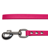 Detail: Chrom-Karabiner mit Wirbel und drei Nieten am Ende der Biothane-Schleppleine in Himbeer