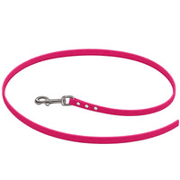 Biothane-Schleppleine ohne Handschlaufe in Himbeer, locker zum Kreis gelegt, mit Chrom-Karabiner und drei Nieten