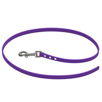 Biothane-Schleppleine ohne Handschlaufe in Lila, locker zum Kreis gelegt, mit Chrom-Karabiner und drei Nieten